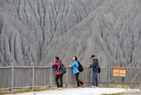 独山子大峡谷成网红打卡地 游客定格美景不停歇