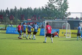 足球比赛战正酣图片