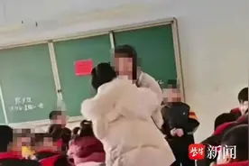 老师把学生牙打掉，家长冲进教室讨说法开直播；官方通报：牙齿松动自己拔除，并非老师打掉图片