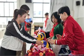 云南女排走进昆明市昆湖小学 守护少年儿童排球梦图片