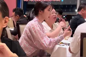 飞行员徐枫灿便装吃饭被认出求合影！邻家妹妹穿军装又美又飒图片