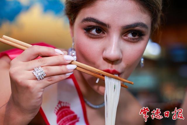 从司马楼到擂茶香 世界旅游小姐打卡常德美景美食