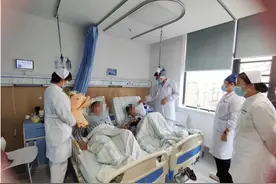 武汉父子俩连台手术治顽疾，这家医院长假就医不停诊图片