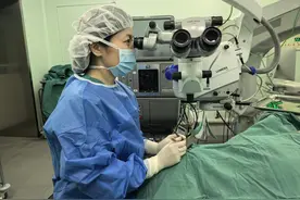 高度近视并发症专病门诊来了，她成功告别“啤酒瓶底”图片