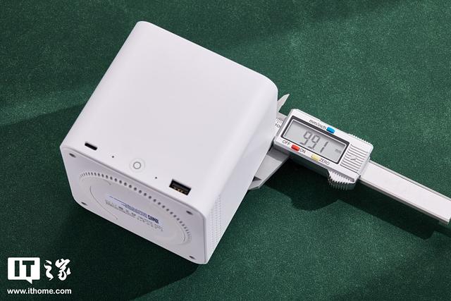 千元六盘位全闪 NAS，零刻飞牛联名 ME mini 私有云体验评测