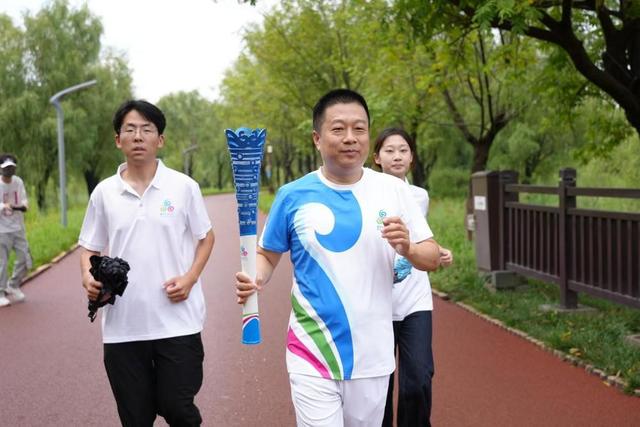 袈裟泉涌千年韵！2025济南国际泉水节“泉炬”传递抵达长清