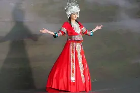 非遗博览会上的民族服装走秀，经典韵味美丽大方图片