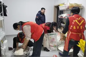 东营市东王公益开展浓情腊八节，关爱环卫工活动图片