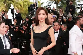 50岁林志玲、33岁周冬雨亮相戛纳红毯！深V黑裙，大秀手臂肌肉线条图片