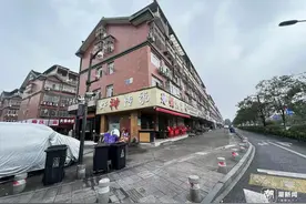 楼道里的白墙、电箱、门上到处都是！杭州九堡这个小区的小广告让人头疼图片