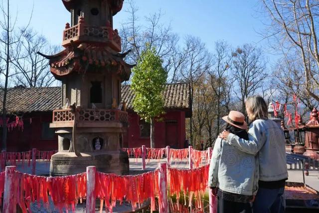 探索之旅 | 漫步天皇寺、探访砂陶坊!跟着大理“喜林苑”创始人林登游越西