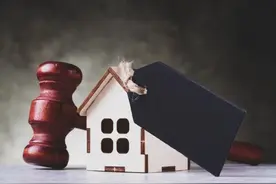 负债30多万，他却把房子以“白菜价”卖给亲戚，为逃避执行而转移财产，法院判了！图片