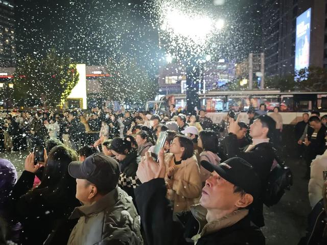 沉浸式剧场、《疯狂动物城2》快闪、户外滑冰场……环球港年终大促来了→