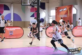 一群热爱篮球的少年齐聚上海 久事男篮后继有人图片