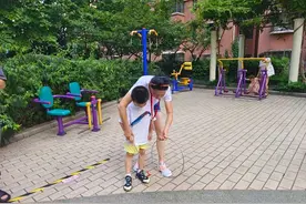 社区举办趣味运动会，晚上还看了露天电影图片