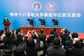 中国在轨驻留最长纪录航天员乘组亮相 叶光富经历空间站“一舱到三舱”巨变图片