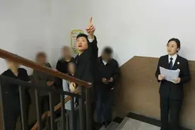 学生磕断牙，学校被索赔8万！图片