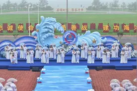 军港内、战舰旁，这场集体婚礼“糖分超标”！图片
