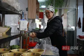 恩施小店连续7个月为尿毒症女孩免单供餐引热议，店主呼吁：请关注这一困难群体图片