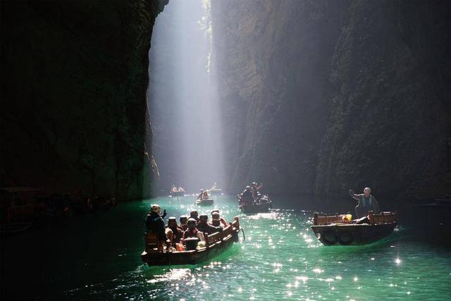 鹤峰屏山：“船浮空中”醉游人