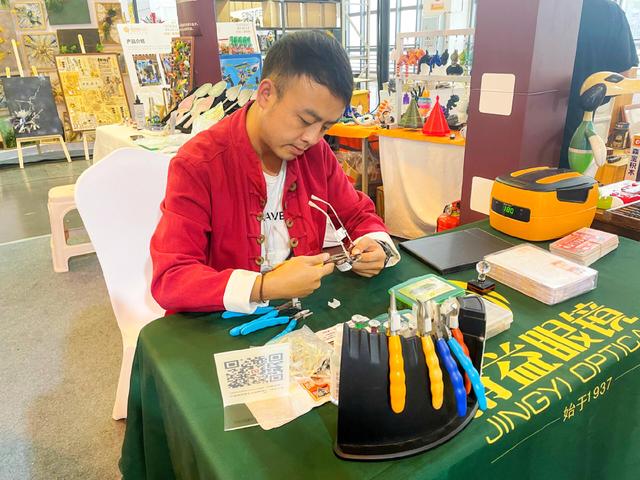 2025创意云南文博会昆滇老字号展：小霸王游戏机、小人书、怀旧歌舞……好玩有趣人气旺