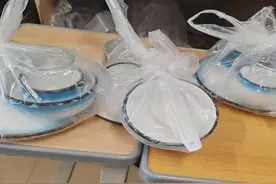 00后开始整顿餐具费，律师：属不合理收费图片