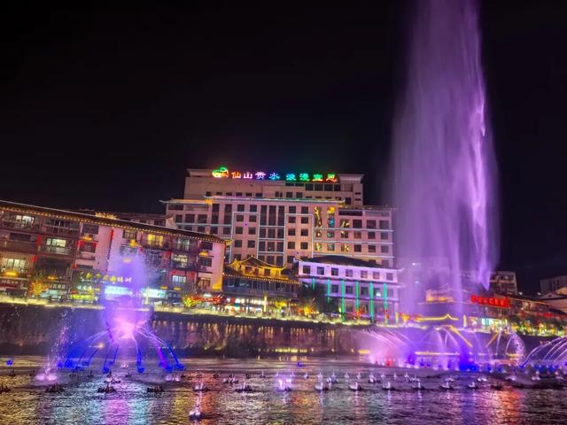 藏在大山深处的这座小城，今夜嗨到爆！