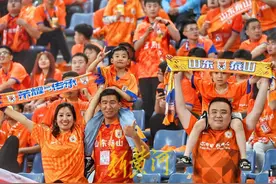 图集 | 泰山队主场3球大胜浙江队，现场球迷看爽了图片