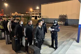 吴淞边检站高效服务 助力船员回家团圆图片