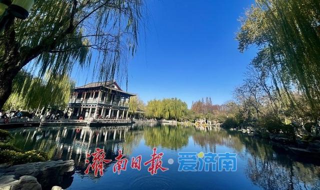 一年四季 泉在济南丨落叶绘“萌鹿”  济南五龙潭打卡冬日限定浪漫