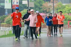 “黑暗跑团”来了，与视障者共同奔跑图片