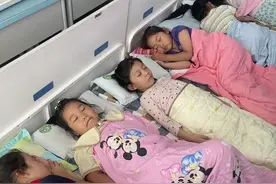 全国多地中小学探索“躺平式”午睡 超九成小学生睡眠不足？图片