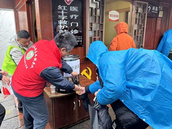 雨润峰林暖人心！张家界国家森林公园以“小服务”守护旅途温度