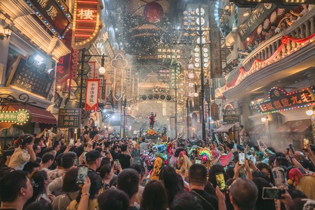 除了跟“陆司令”蹦迪、和“李世民”飙戏，上海千古情到底有什么？