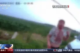 被关狗笼、浑身是血？这种行为太恶劣！图片