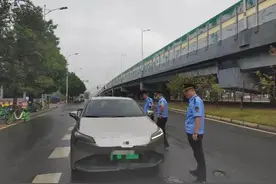 湘潭患癌单亲妈妈开网约车无证被查，执法人员处罚后又捐款：她不容易图片