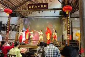 五一“湘”去哪儿⑱|网红碰网红，南县小龙虾游进了东茅街茶馆图片