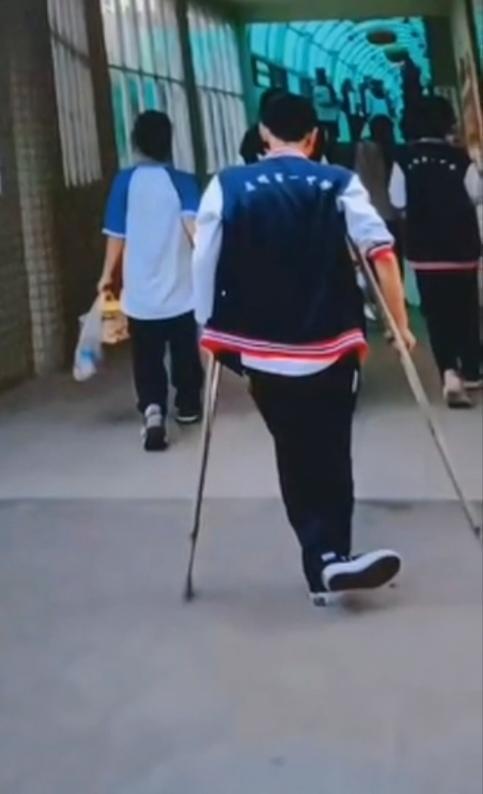 凉山“拄拐少年”录取书送达时已离世