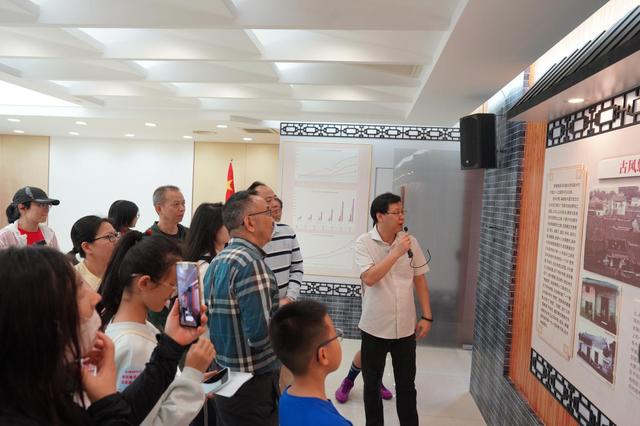 这堂“深圳历史课”不在教室！尹昌龙街头开讲，深圳读书月首场走读活动圈粉无数