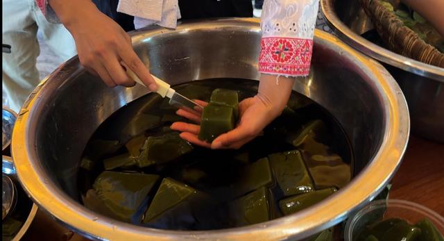 品“神仙豆腐”、游玩玻璃水滑道，打卡溆浦山背花瑶梯田