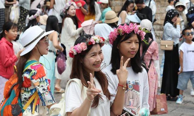 盛夏入伏时节   清凉春城引客来