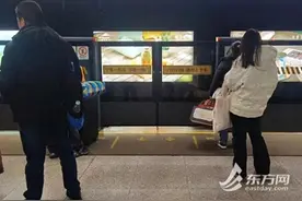 曾深入人心的地铁规则已名存实亡？网友吵翻，上海地铁回应图片