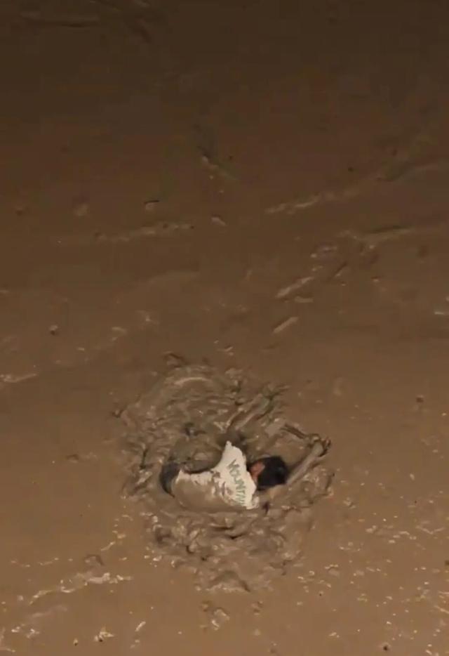 男子从温州一大桥跳下，没想到正值退潮江中无水，身体陷入淤泥中无法脱身