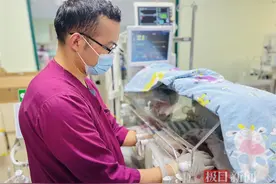 凌晨跨城转运的宝宝半岁了，父母带伢“追”着医生送锦旗图片