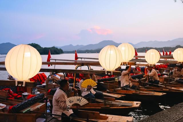 西湖“33个月亮”限时回归，入画中秋诗意夜景