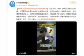 厨师用锅铲尝味后继续翻炒？顾客：不知道吃了多少口水图片