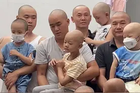 为了孩子拼了！5个患癌儿童的爸爸剃光头组团直播图片
