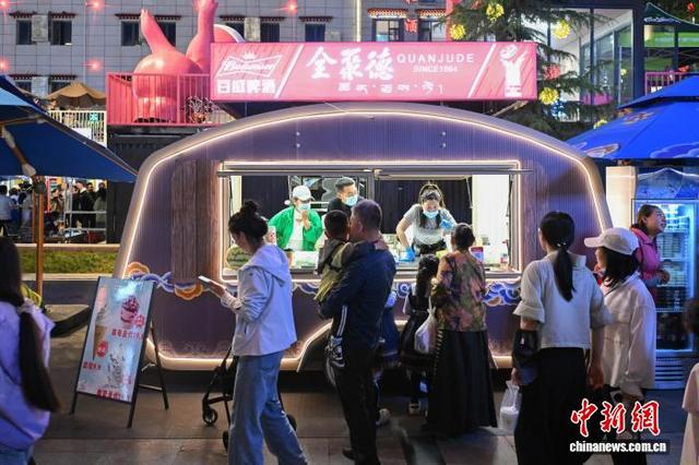 “拉萨不夜城”人气火爆 成旅游新热点