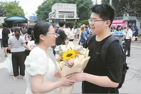 高考结束，家长给孩子送上鲜花和祝贺图片