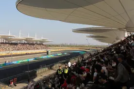 无人机“空投”身份证、机器人一起来巡逻：今年F1，安保也很酷图片